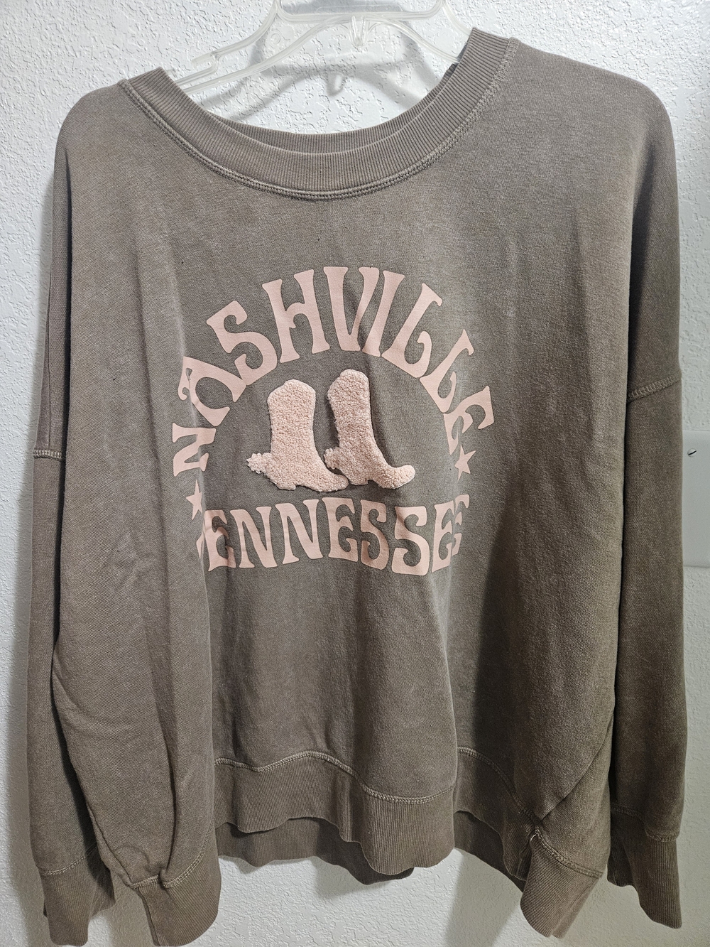 Nashville Tennessee Pullover Sweatshirt in Taupe with Pink Graphic. 2XL
